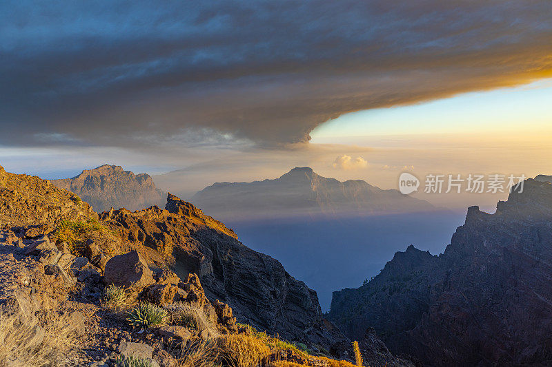 火山从La Palma喷发，Cumbre Vieja fumarole，从Roque de los Muchachos看。巨大的喷发柱驱逐10 /15/2021